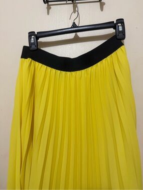 Worthington Yellow Pleated Midi Skirt with Black Waistband